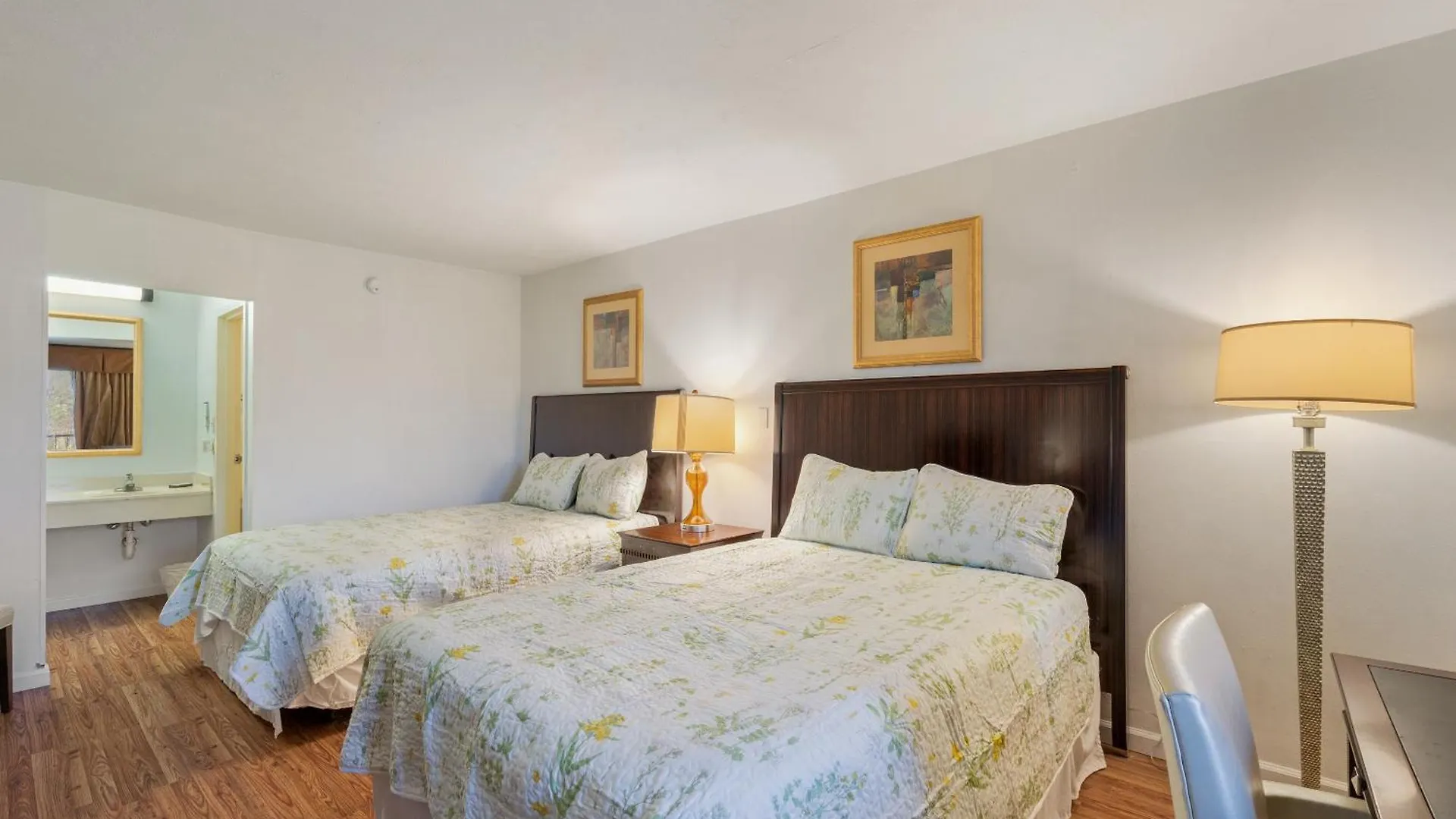Williamsburg Suites Отель