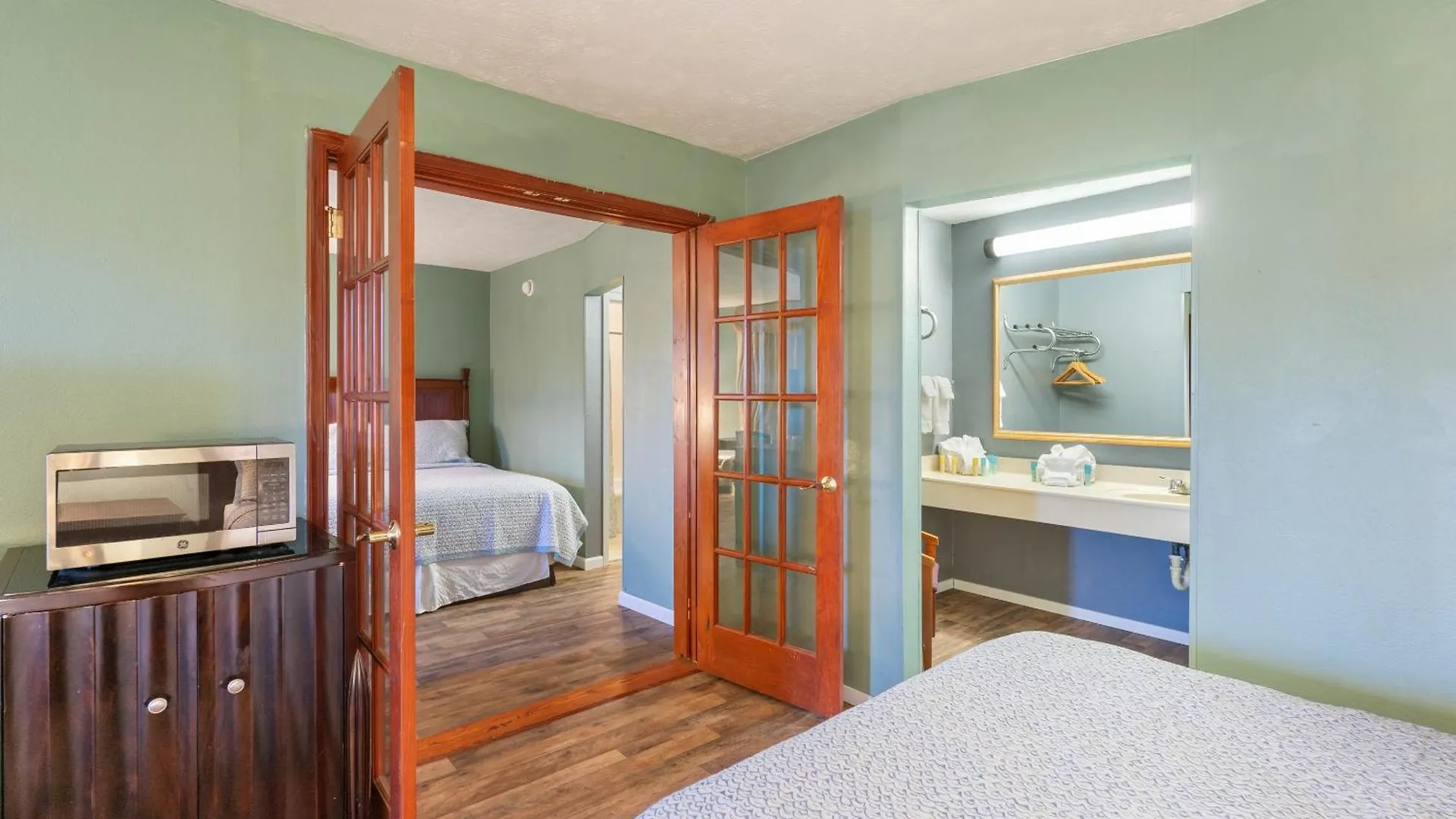 Williamsburg Suites