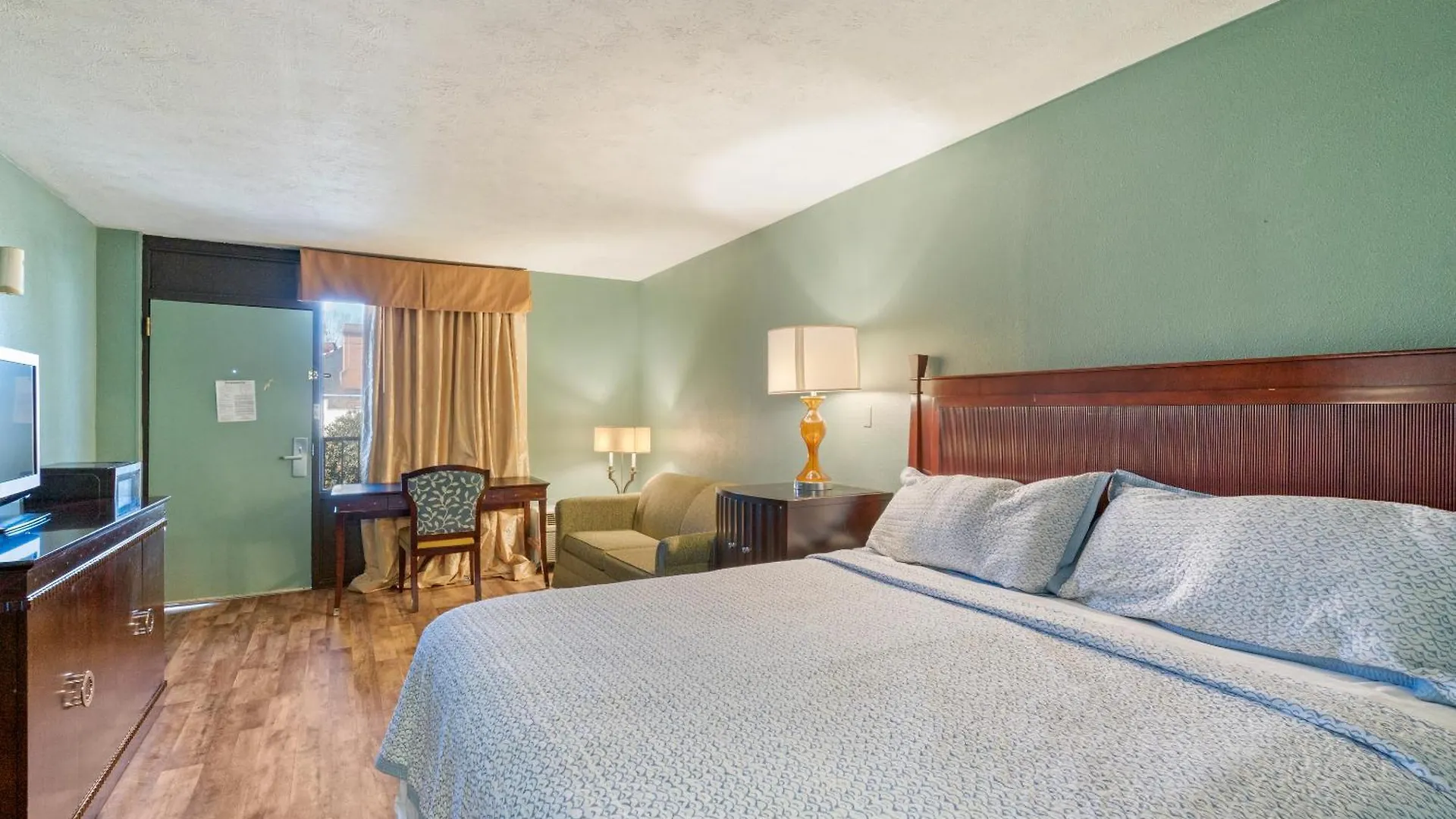 Williamsburg Suites Отель